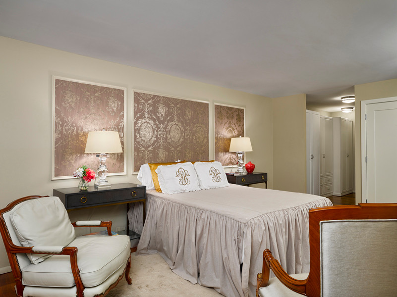 Idée de décoration pour une chambre de taille moyenne avec un mur beige et du papier peint.