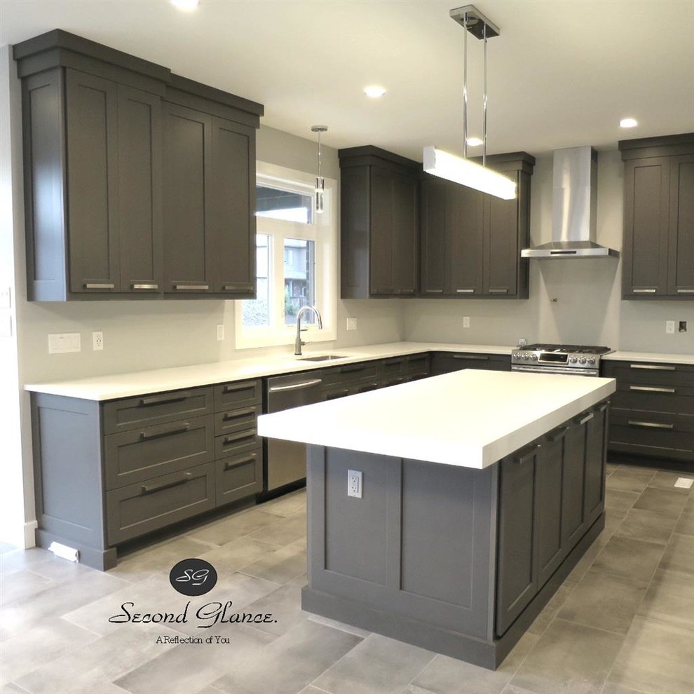 Example of a transitional kitchen design in Toronto