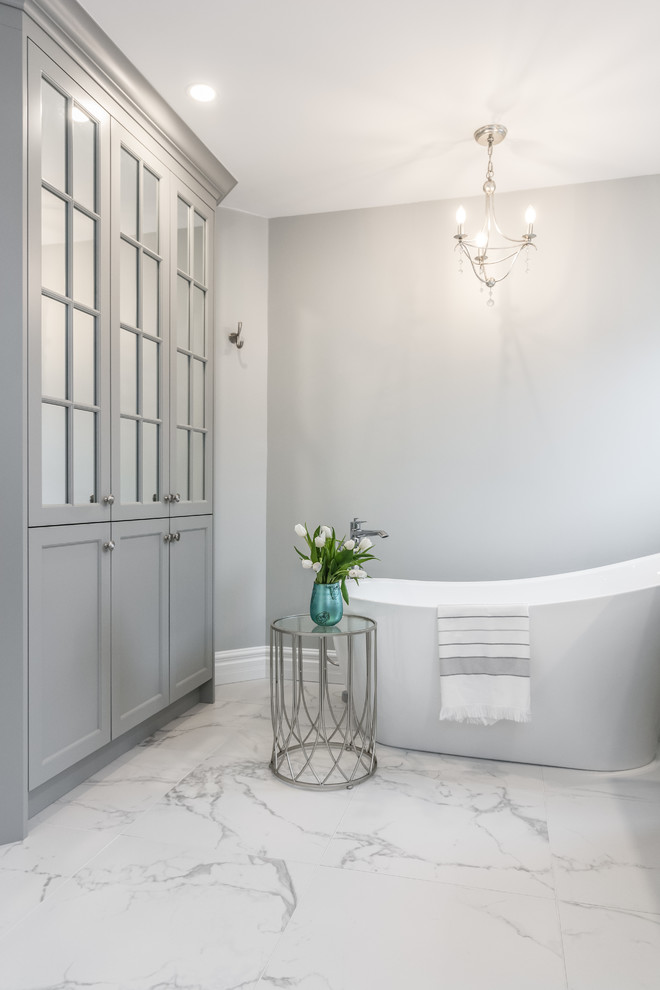 Example of a transitional home design design in Toronto