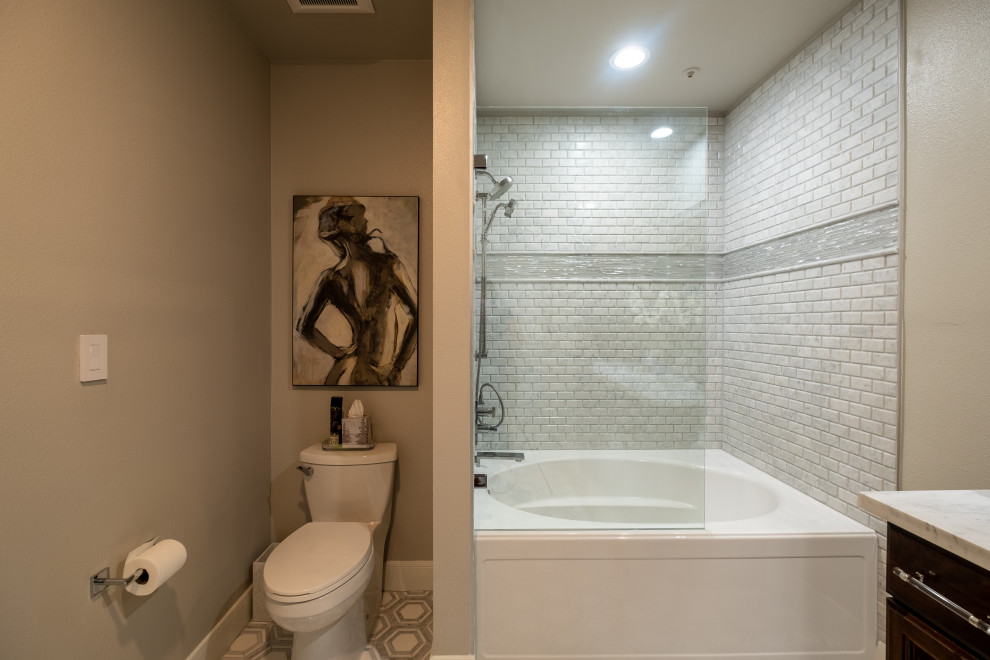 Foto de cuarto de baño principal, único y a medida contemporáneo de tamaño medio con bañera encastrada, sanitario de una pieza, baldosas y/o azulejos de pizarra, encimera de granito y encimeras blancas