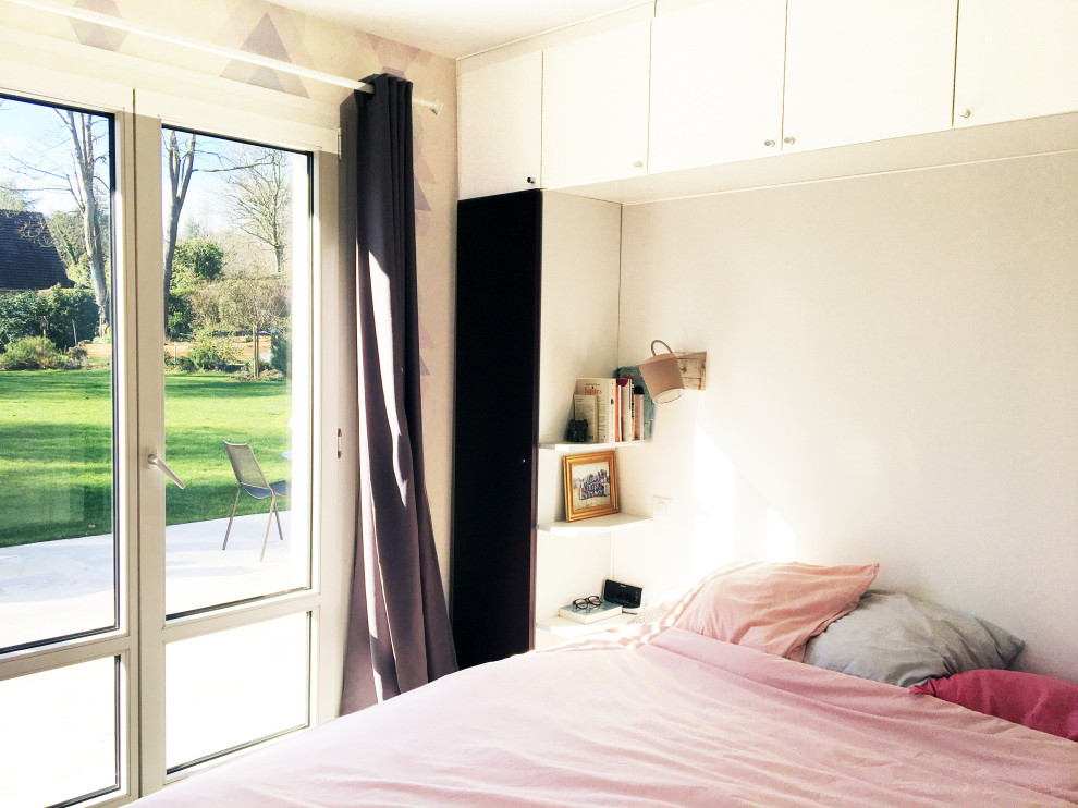 Foto de dormitorio principal romántico de tamaño medio con suelo de baldosas de cerámica, suelo blanco y papel pintado