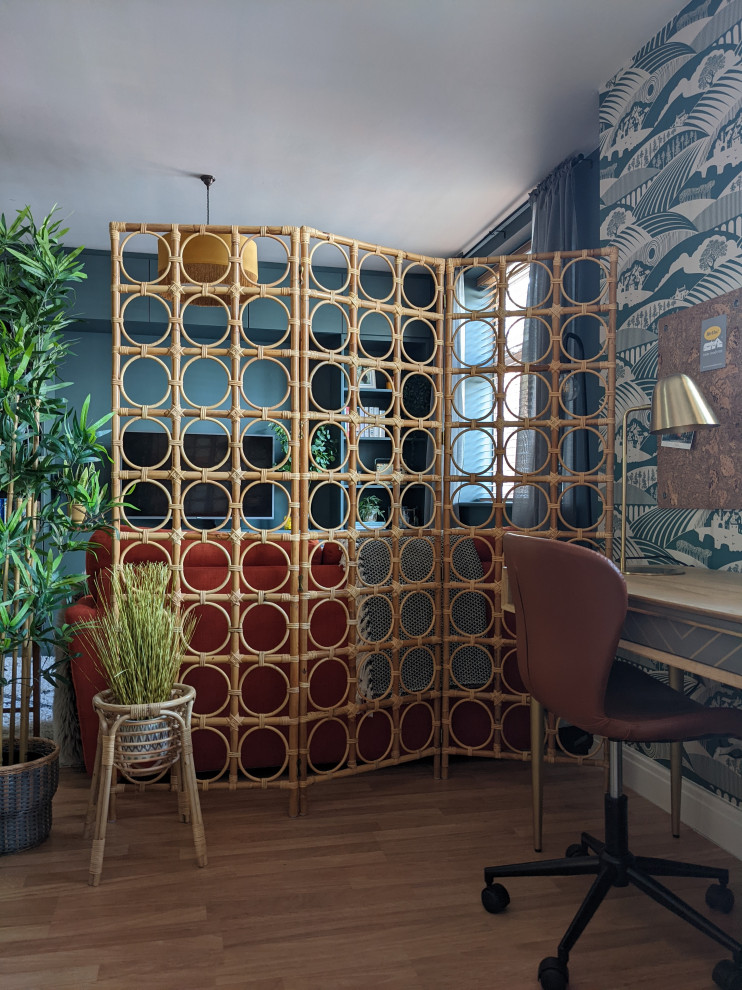 Réalisation d'un bureau vintage de taille moyenne avec un mur bleu, un bureau indépendant et du papier peint.