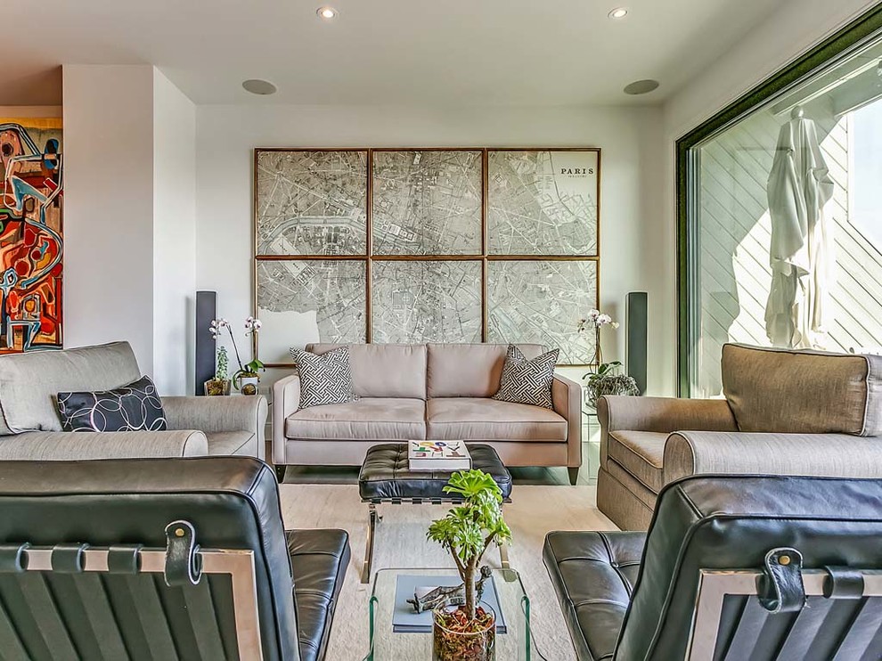Transitional home design photo in Toronto