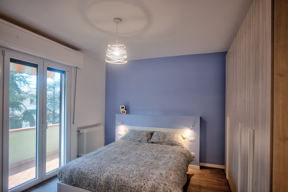 Свежая идея для дизайна: хозяйская спальня среднего размера с синими стенами, полом из винила и бежевым полом - отличное фото интерьера