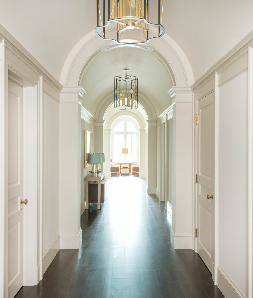 This is an example of a traditional hallway in Dallas.