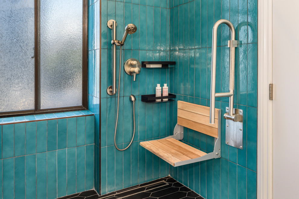 Aménagement d'une salle de bain contemporaine de taille moyenne avec des carreaux de porcelaine, un mur bleu, un banc de douche, meuble simple vasque et meuble-lavabo encastré.