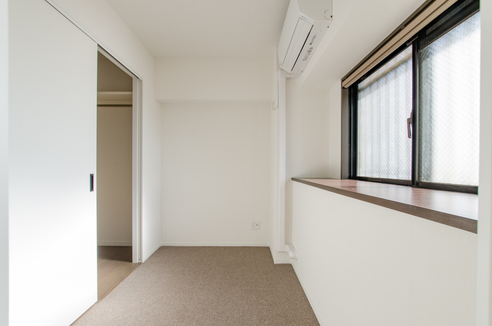 Foto di un piccolo ufficio design con pareti bianche, pavimento in vinile, nessun camino, pavimento marrone, soffitto in carta da parati e carta da parati