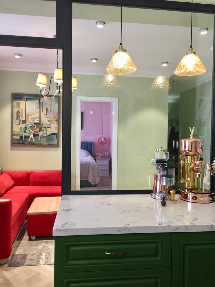 Стеклянная перегородка между гостиной и кухней