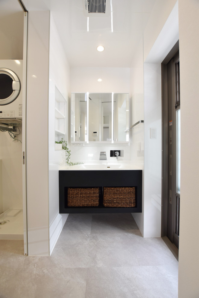 Idee per un bagno di servizio minimalista con pareti bianche, pavimento in vinile e pavimento grigio