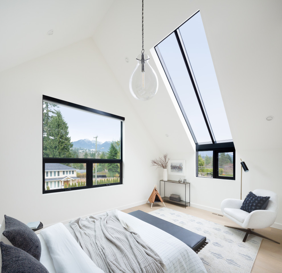 Mittelgroßes Landhausstil Hauptschlafzimmer mit weißer Wandfarbe, hellem Holzboden, beigem Boden und gewölbter Decke in Vancouver
