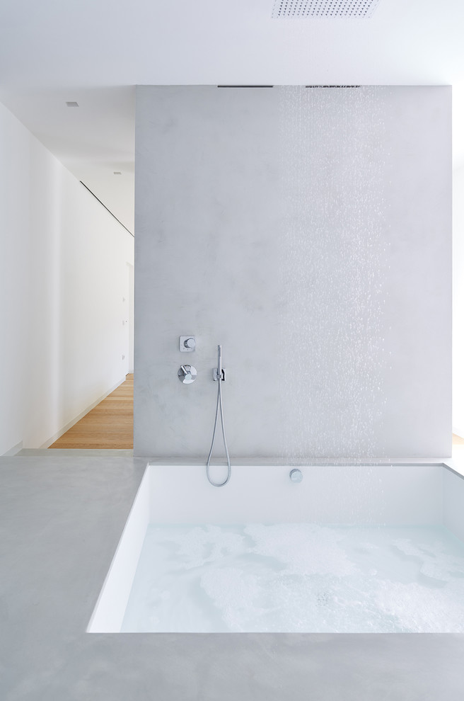 Design ideas for a contemporary bathroom in Venice.