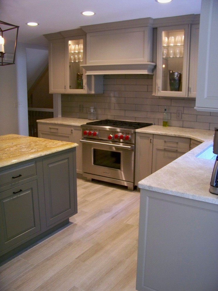 Example of a transitional kitchen design in Chicago