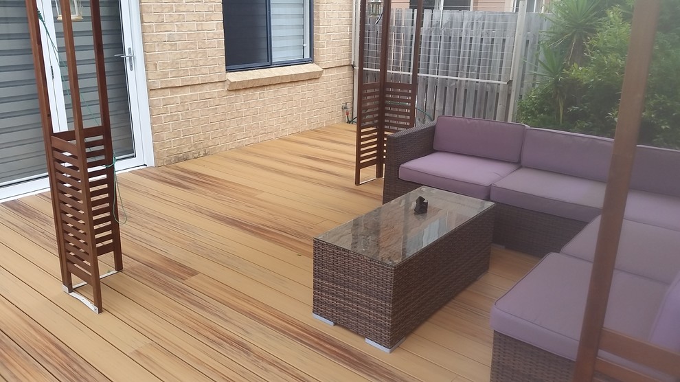 Photo of a mid-sized modern side yard deck in Sydney.