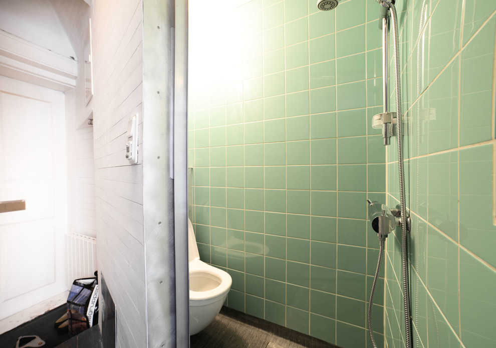 Cette photo montre une salle de bain avec une douche ouverte et un carrelage vert.