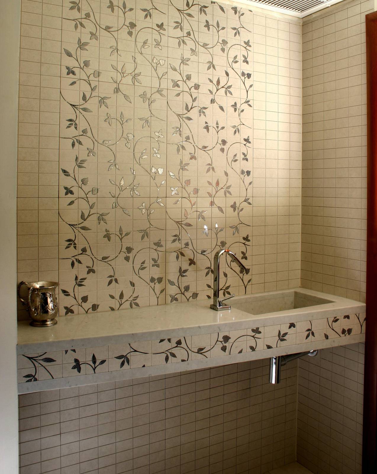 Столешница в ванной комнате из кварцевого агломерата с элементами керамики