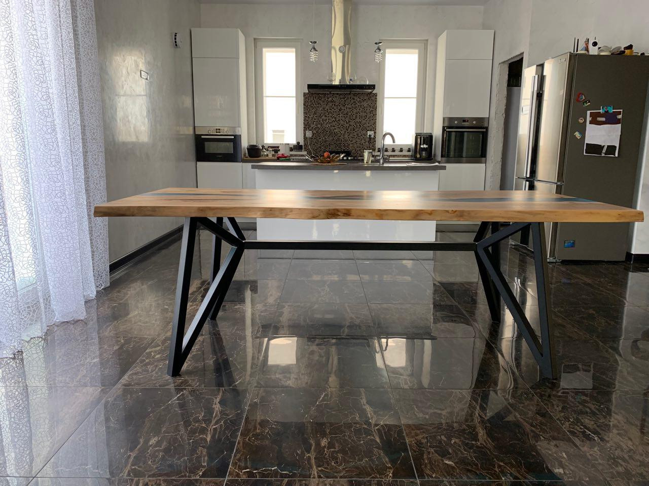 Стол обеденный в частный дом