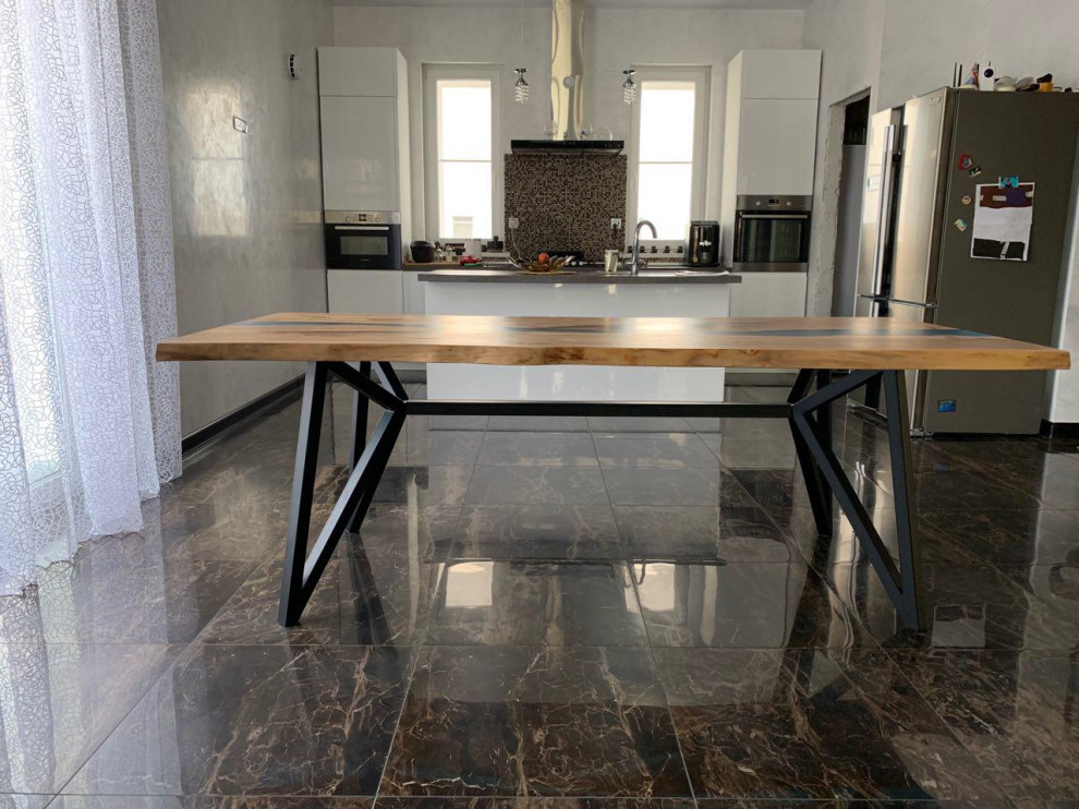 Стол обеденный в частный дом