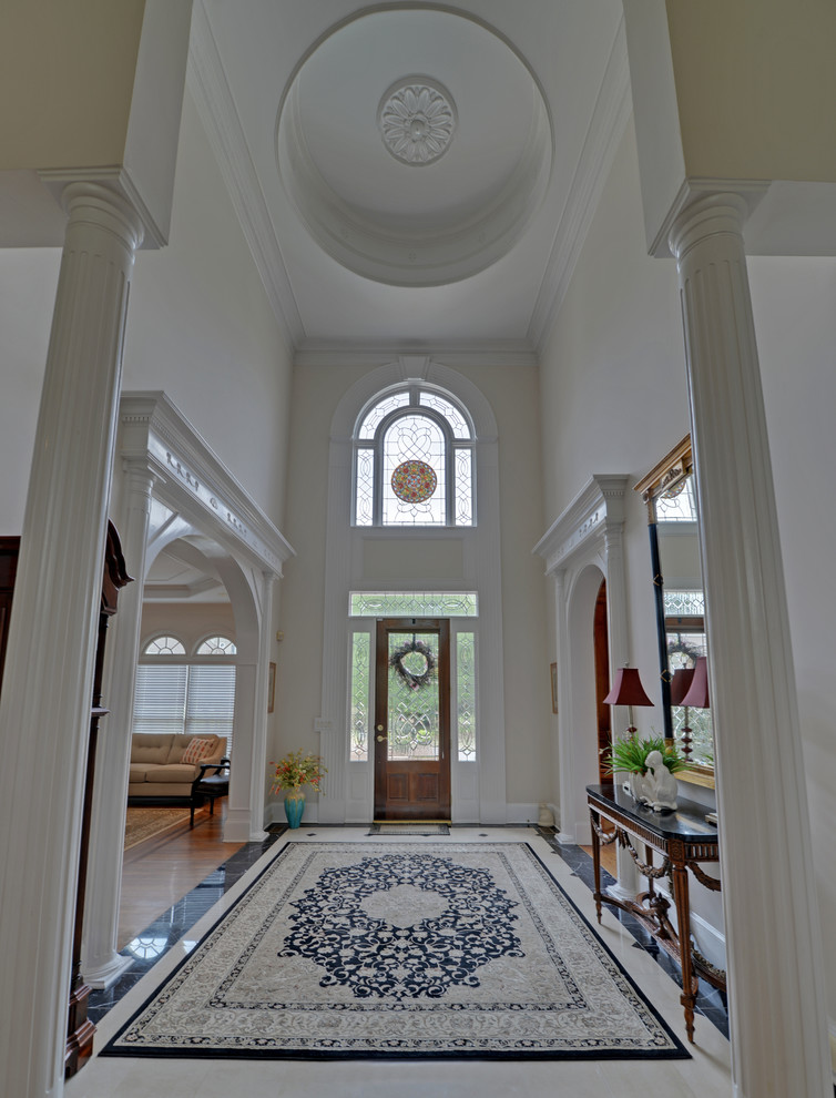 This is an example of a traditional entryway in Atlanta.