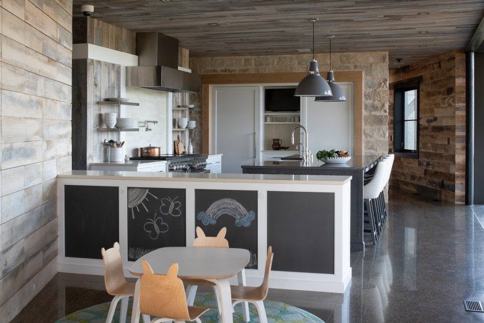 На фото: кухня в стиле рустика с фартуком из каменной плитки, полом из известняка и островом с