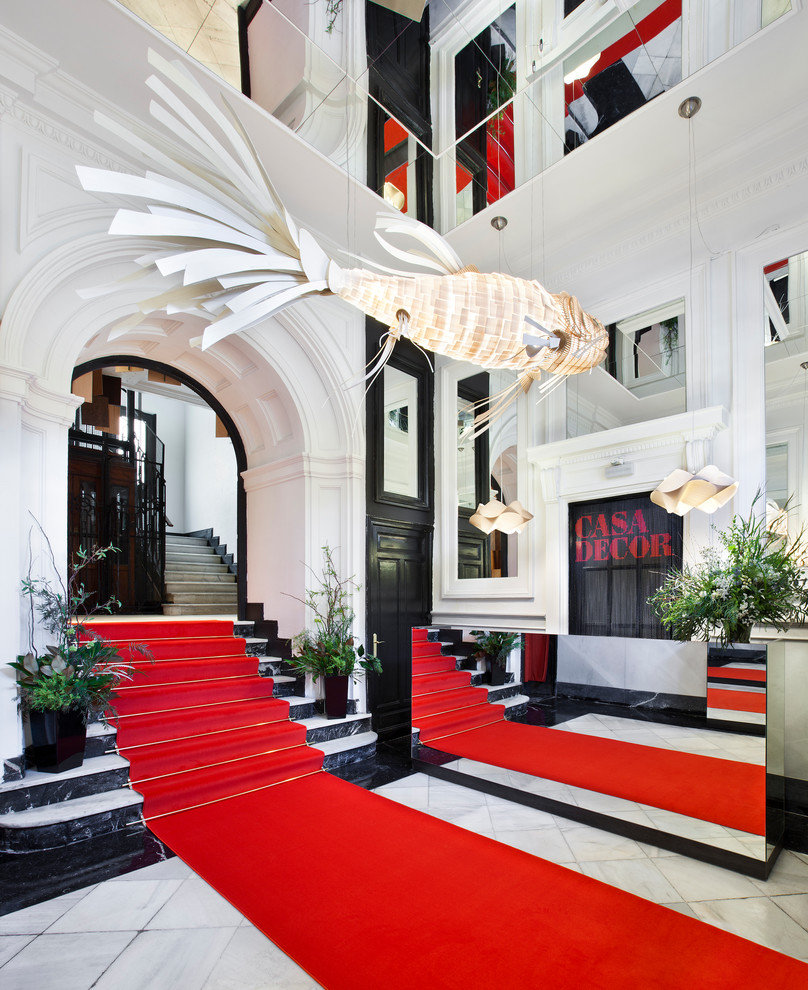 Modelo de hall tradicional renovado de tamaño medio con paredes blancas, suelo de mármol y suelo blanco