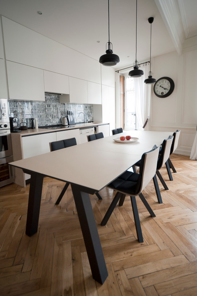 Design ideas for a scandinavian family room in Lyon.