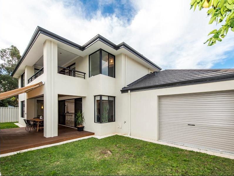 Inspiration for a contemporary patio in Perth.