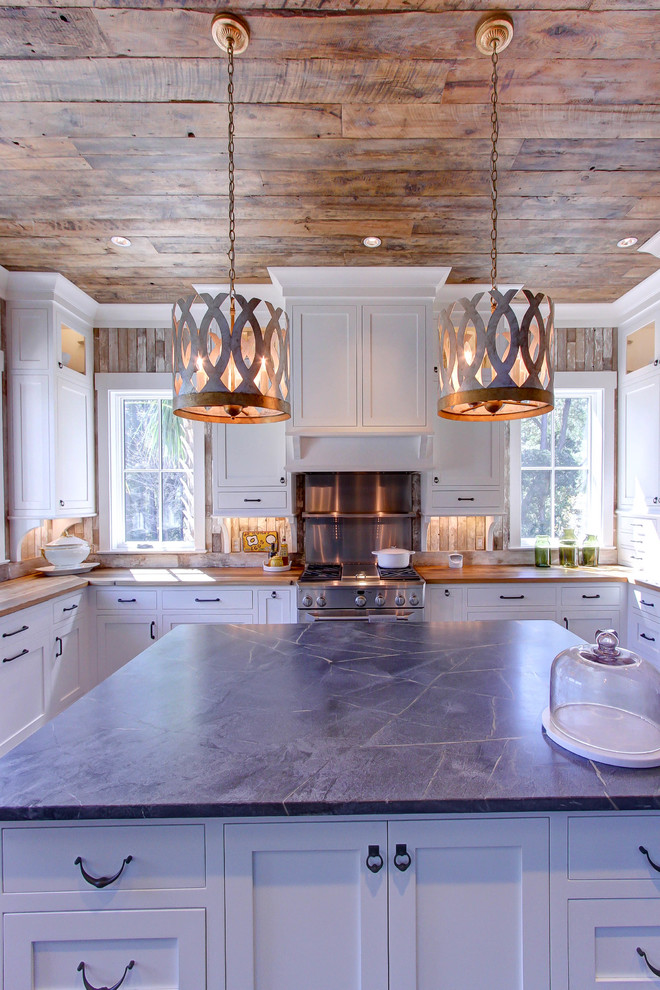 Inspiration for a country kitchen in Atlanta.