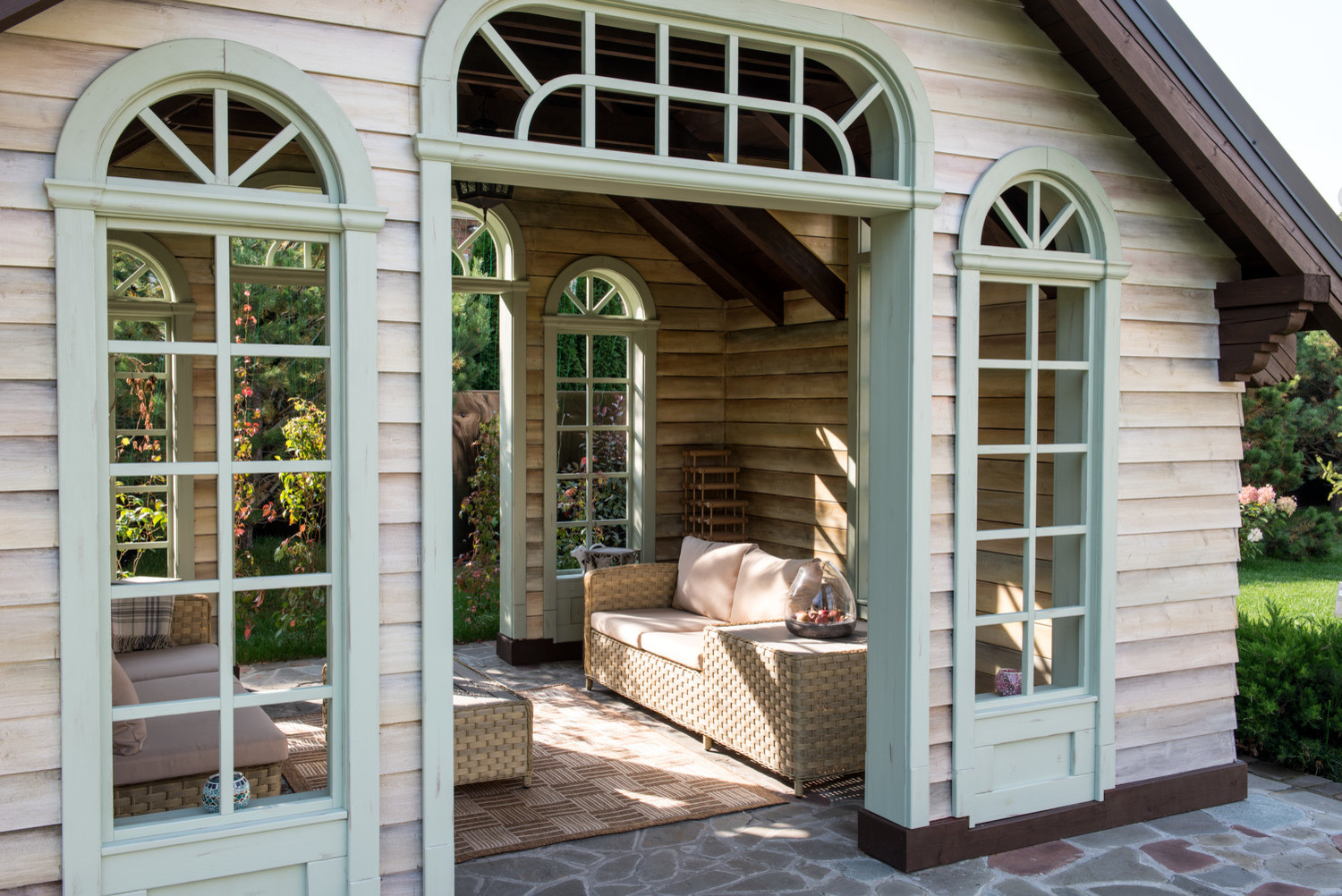 Деревянная беседка в саду