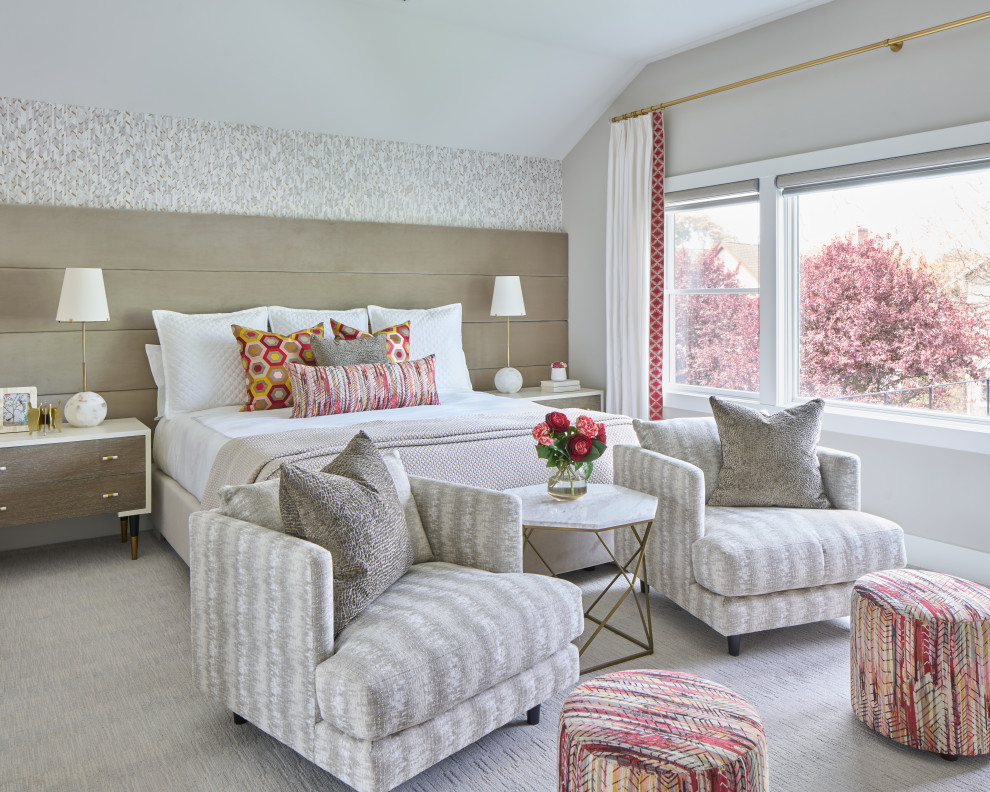 Klassisches Hauptschlafzimmer ohne Kamin mit grüner Wandfarbe, Teppichboden, grauem Boden und Tapetenwänden in New York
