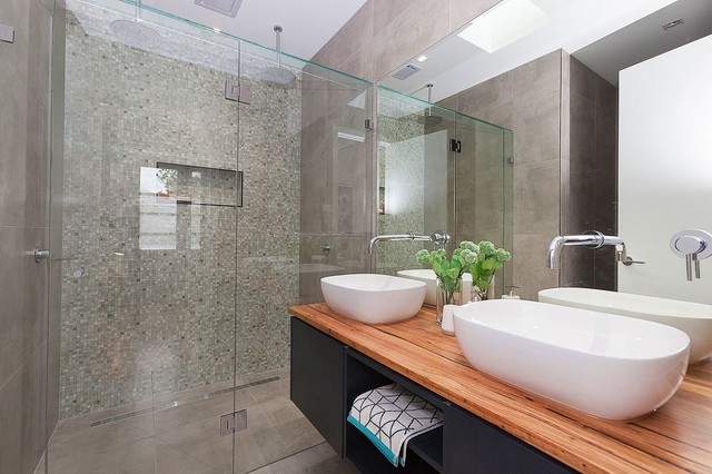 Contemporary trendy-badevaerelse