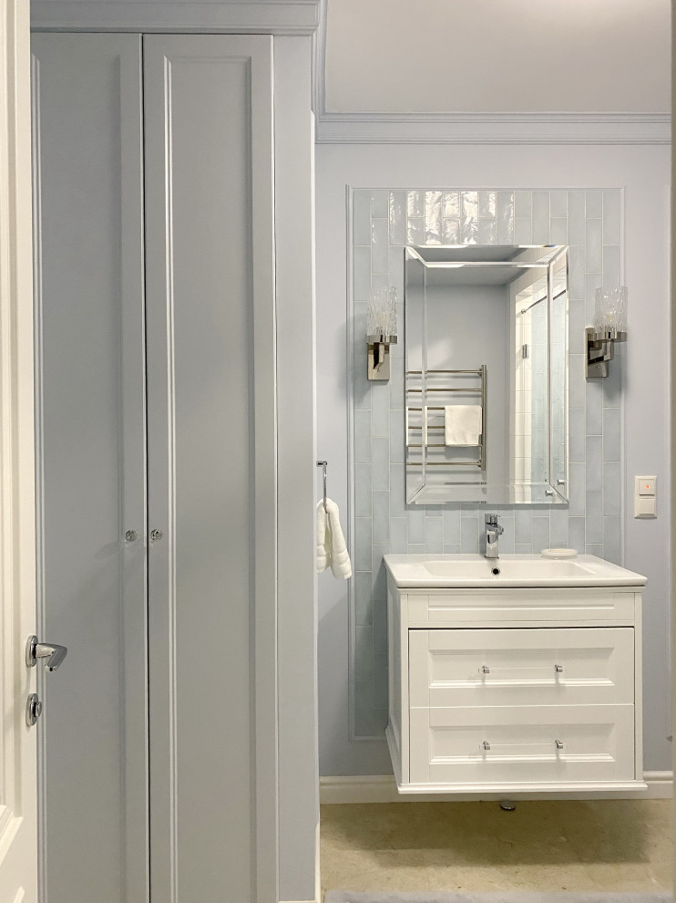 Aménagement d'une salle de bain de taille moyenne avec un placard avec porte à panneau encastré, des portes de placard bleues, WC suspendus, un carrelage bleu, des carreaux de céramique, un mur bleu, un sol en marbre, un lavabo suspendu, un sol beige, une cabine de douche à porte battante, buanderie, meuble simple vasque et meuble-lavabo suspendu.