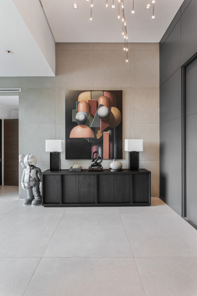 Großes Modernes Foyer mit grauer Wandfarbe, Porzellan-Bodenfliesen, Drehtür, grauer Haustür und grauem Boden in Los Angeles