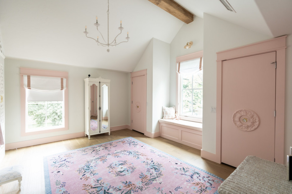 Idéer för att renovera ett stort vintage flickrum kombinerat med sovrum och för 4-10-åringar, med vita väggar och ljust trägolv