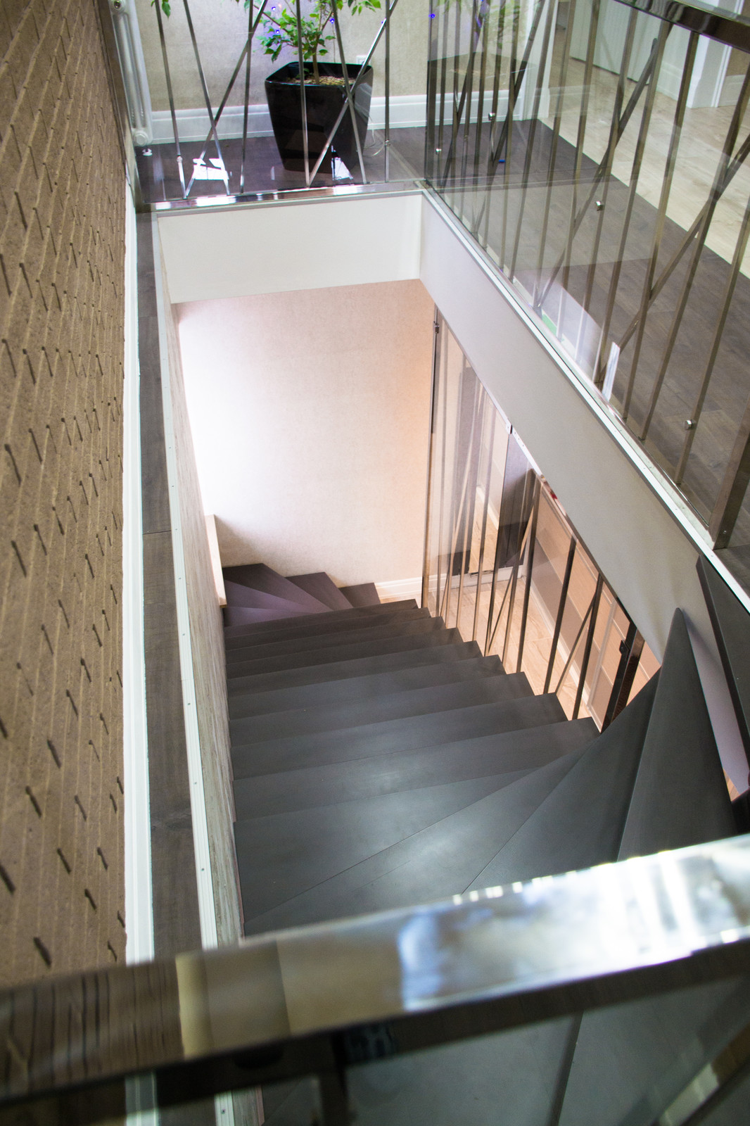 Лестница с декоративным ограждением из нержавеющей стали в частном доме