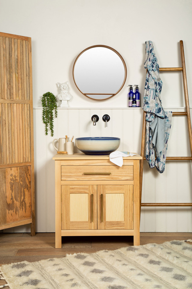 Aménagement d'un WC et toilettes bord de mer en bois brun avec un placard à porte shaker, une vasque, un plan de toilette en bois, un plan de toilette blanc et meuble-lavabo sur pied.