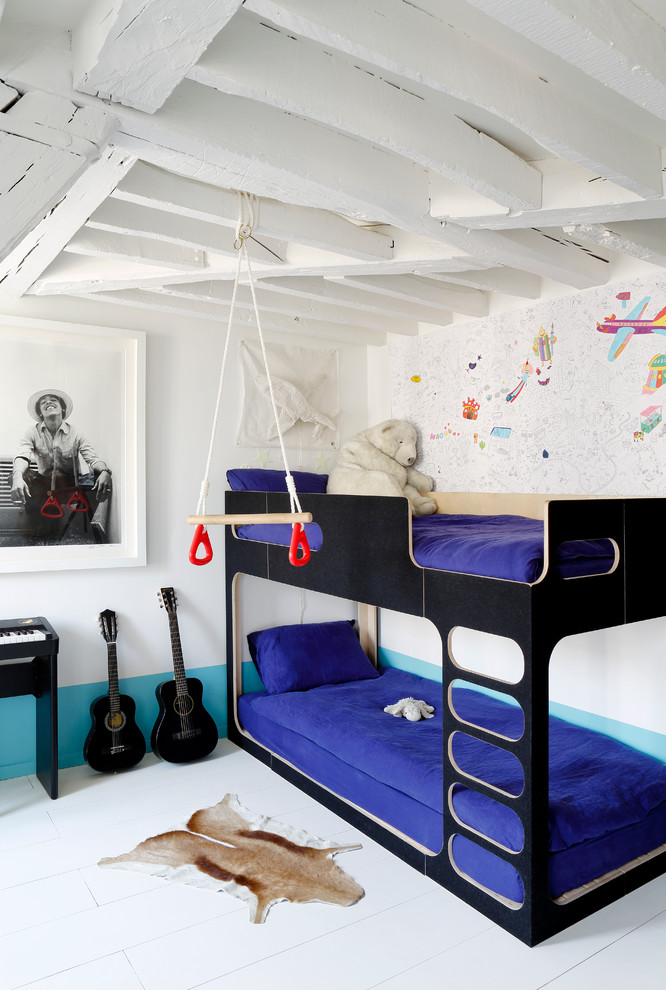 Chambre d'enfant?[Aménagement de chambre d'enfant With un mur blanc, parquet peint and un lit superposé.]:[Aménagement de chambres d'enfant With un mur blanc, parquet peint and un lit superposé.]