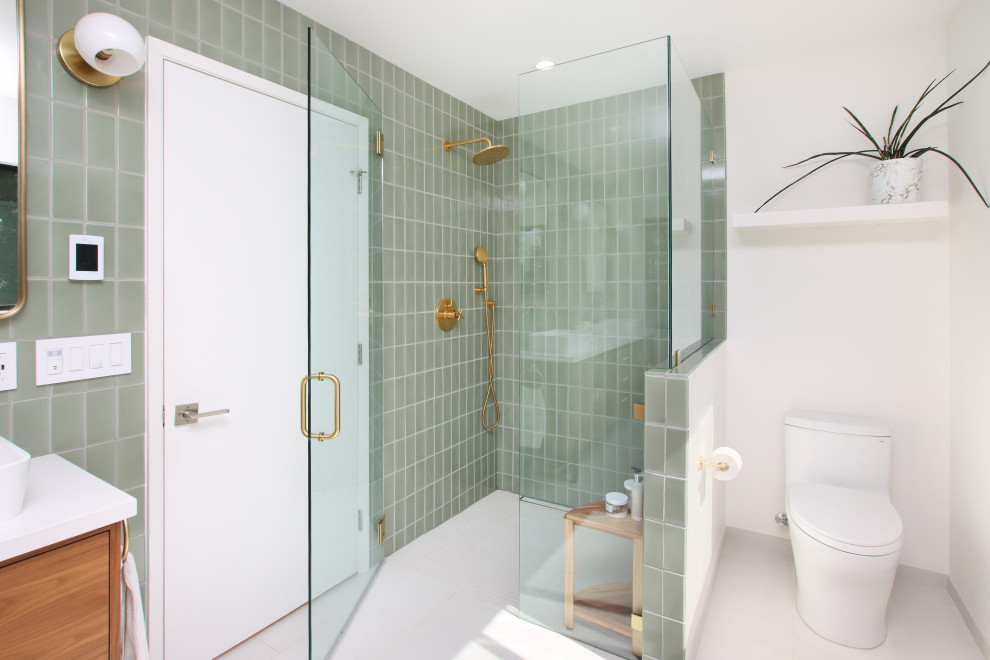 Inspiration för ett mellanstort maritimt badrum, med en öppen dusch, grön kakel, keramikplattor, gröna väggar och dusch med gångjärnsdörr