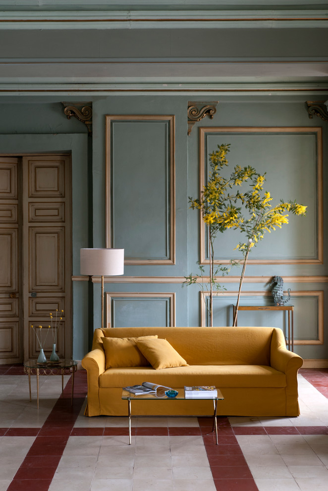 Wohnzimmer ohne Kamin mit blauer Wandfarbe