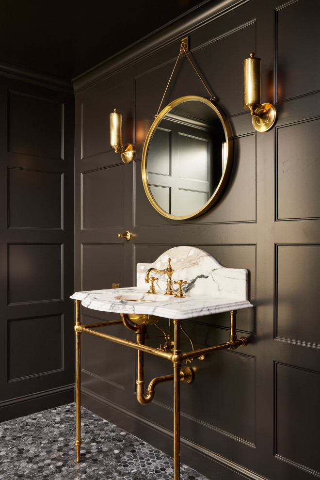 Пример оригинального дизайна: туалет в классическом стиле с черными стенами, полом из мозаичной плитки, врезной раковиной, серым полом и панелями на части стены
