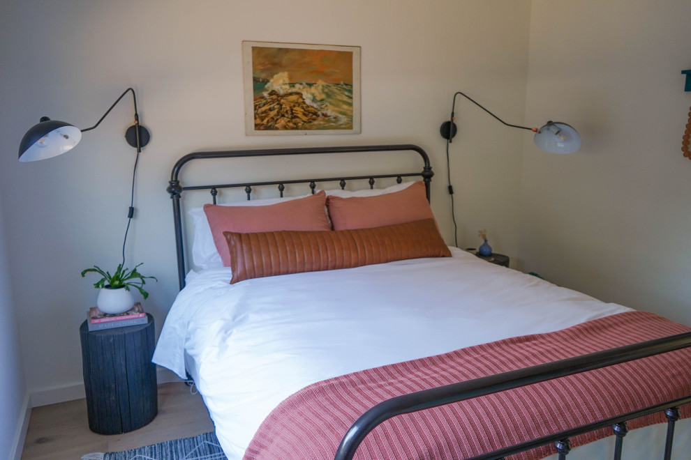Стильный дизайн: большая спальня в морском стиле с белыми стенами и светлым паркетным полом - последний тренд