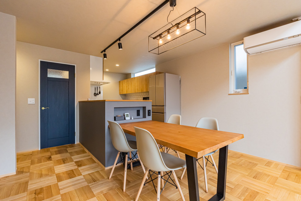 Пример оригинального дизайна: прямая кухня среднего размера в стиле модернизм с обеденным столом, коричневым полом и потолком с обоями