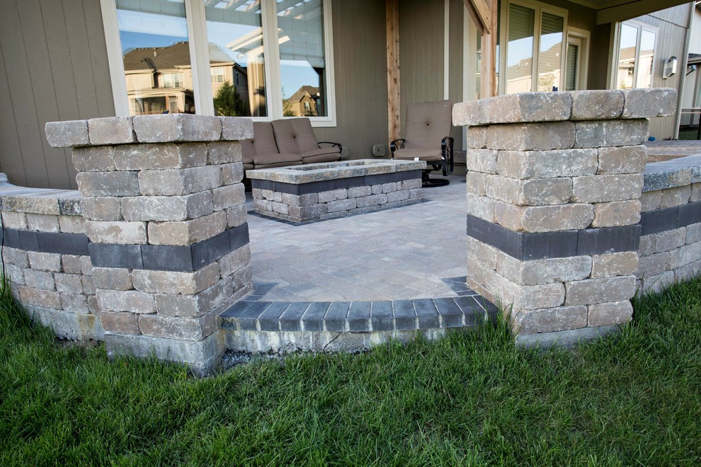 This is an example of a mid-sized transitional patio in Kansas City.