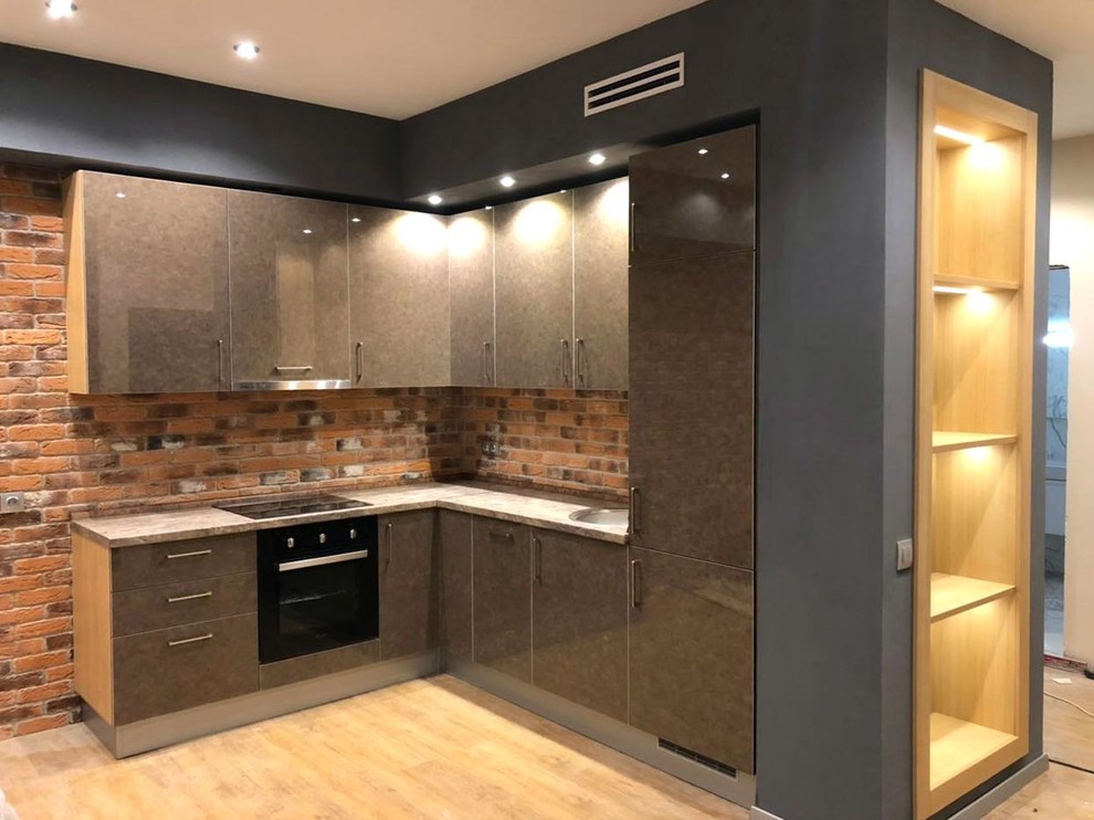 Серая угловая кухня. Фото со стройки