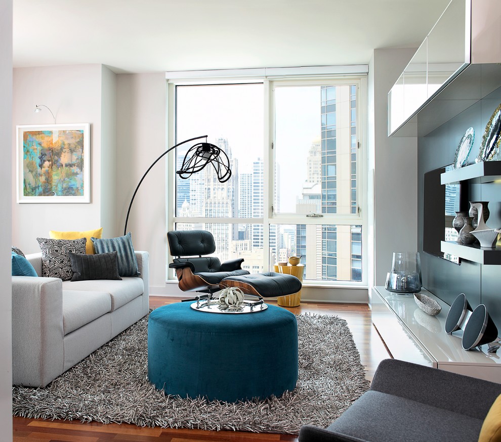 This is an example of a modern living room in Chicago with white walls and a wall-mounted tv.
