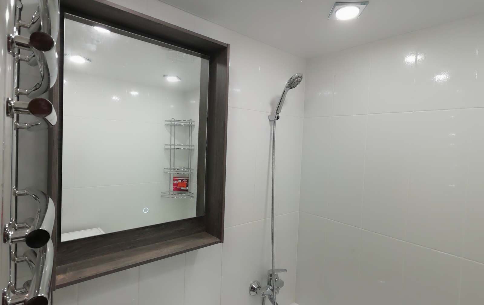 Зеркало с сенсорной кнопкой включения