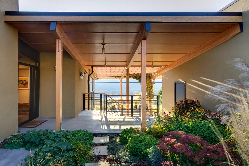 Photo of a contemporary verandah in Seattle with a roof extension.