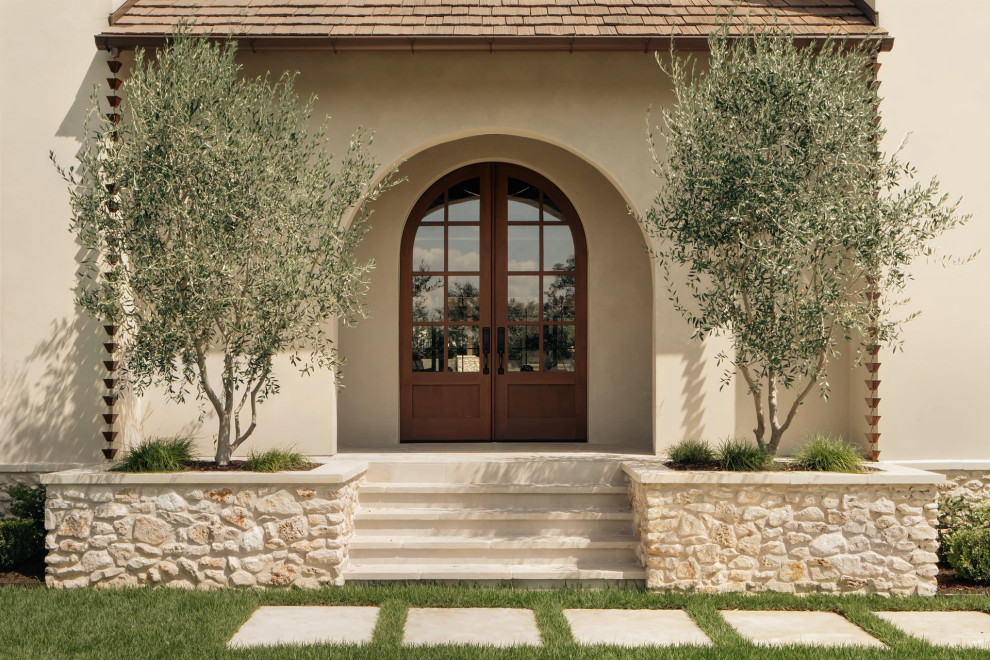 Example of a transitional entryway design in Austin