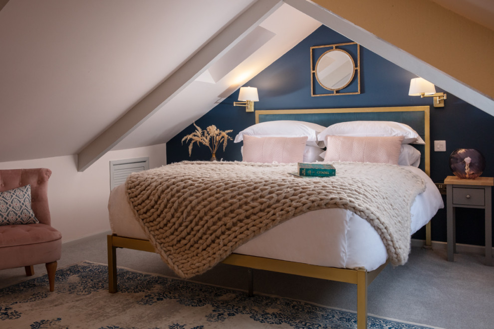 Стильный дизайн: маленькая хозяйская спальня на мансарде в викторианском стиле с синими стенами, ковровым покрытием, серым полом и балками на потолке без камина для на участке и в саду - последний тренд