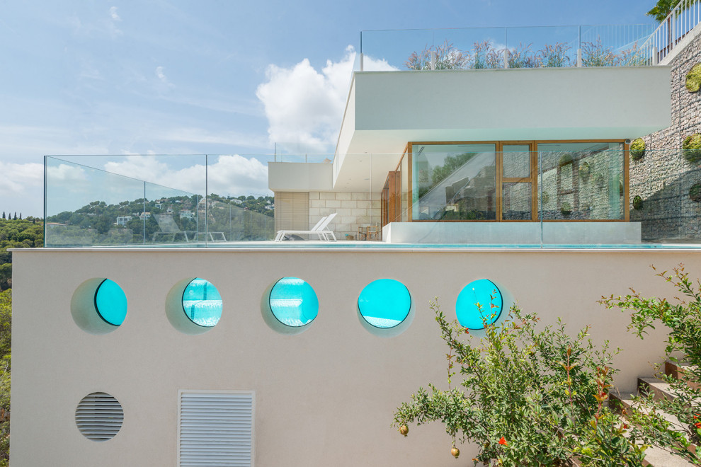 Idée de décoration pour un grand couloir de nage méditerranéen rectangle avec des solutions pour vis-à-vis et une cour.