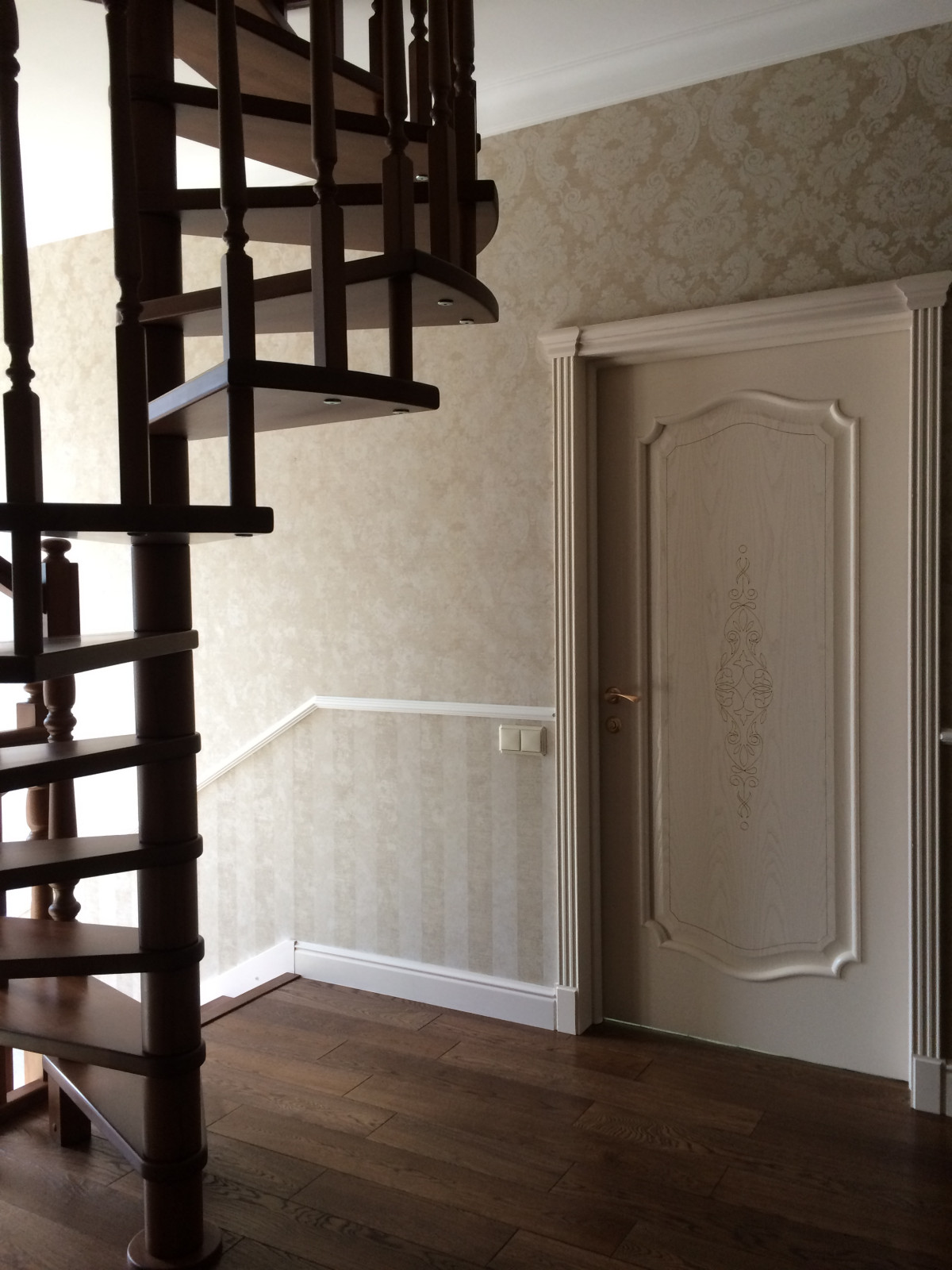 Дверь в детскую дочери.